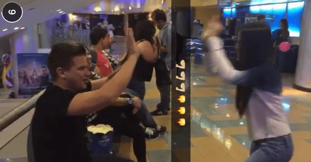 Omar Acedo junto a su joven pareja