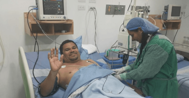 Er Conde en el quirófano con la sonrisa que lo caracteriza